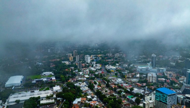 Probabilidades de lluvias y vientos acelerados para este lunes en El Salvador