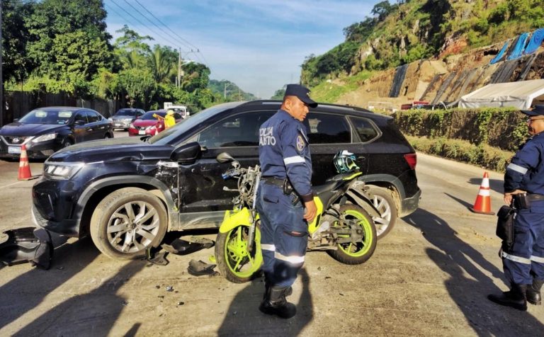 Un motociclista lesionado tras choque contra un vehículo en carretera Los Chorros