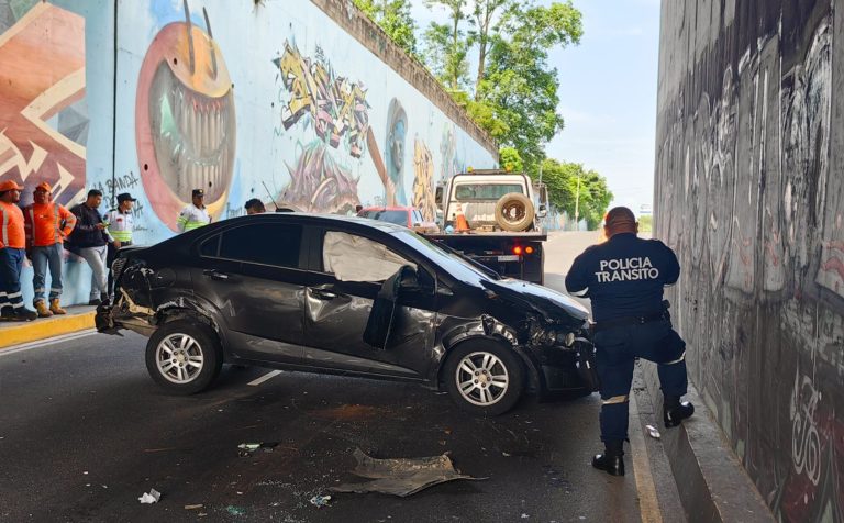 Fuerte carga vehicular tras cuádruple choque en avenida Las Amapolas