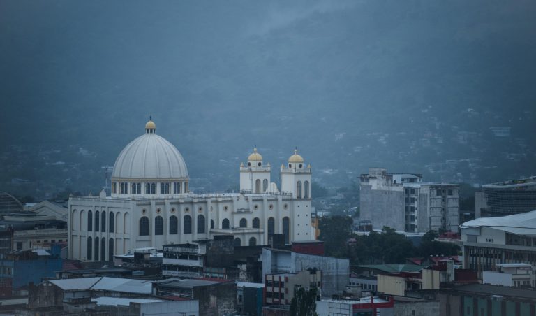 Prevén lluvias y mucho calor para este lunes en El Salvador