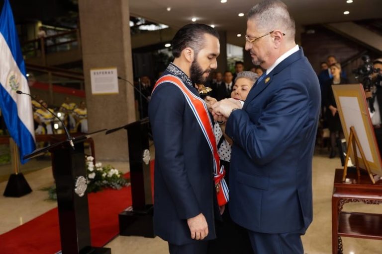 Presidente Bukele recibe condecoración de la Orden Nacional Juan Mora Fernández en el Grado de Gran Cruz Placa de Oro