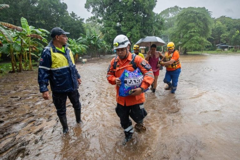 Rescatistas apoyan en evacuaciones de personas afectadas por lluvias en Costa Rica