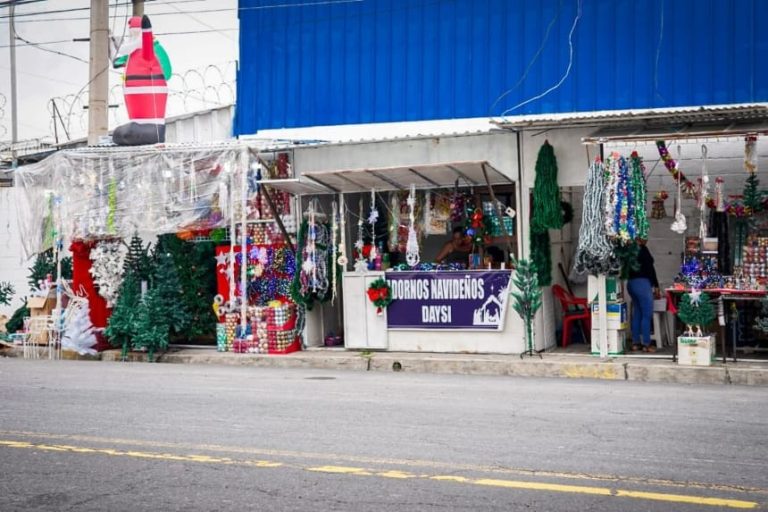 Instalan puestos temporales de venta de productos navideños en San Salvador