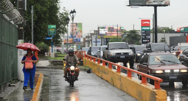 Emiten alerta estratificada por lluvias tipo temporal en El Salvador