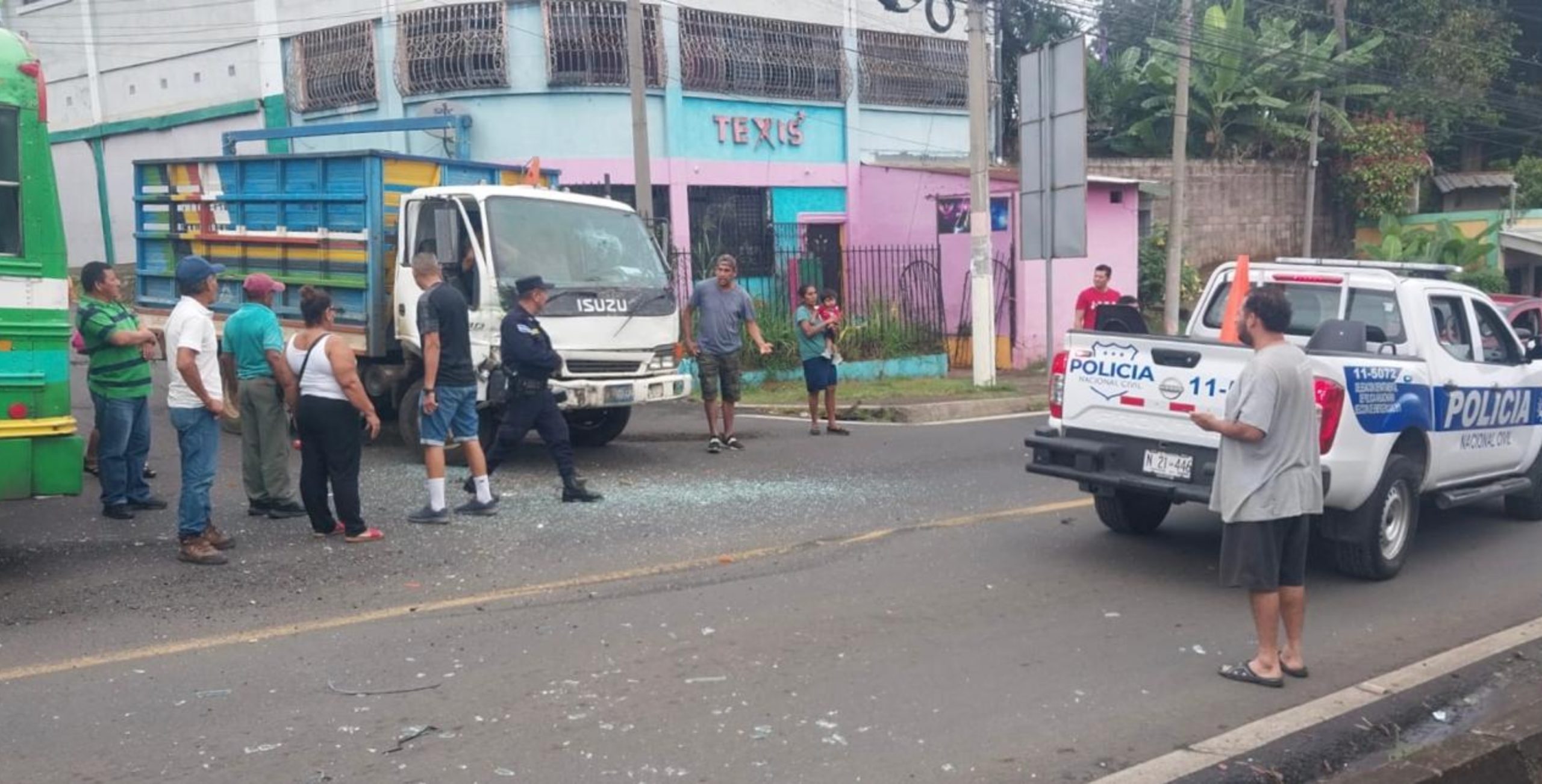 al-menos-cinco-lesionados-por-choque-entre-un-bus-y-un-camion-en-ahuachapan