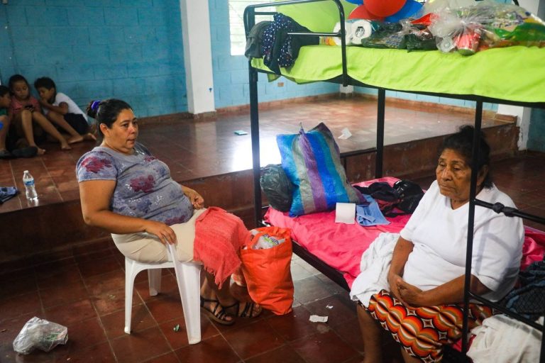 Protección Civil alberga a familias afectadas por las lluvias en Teotepeque