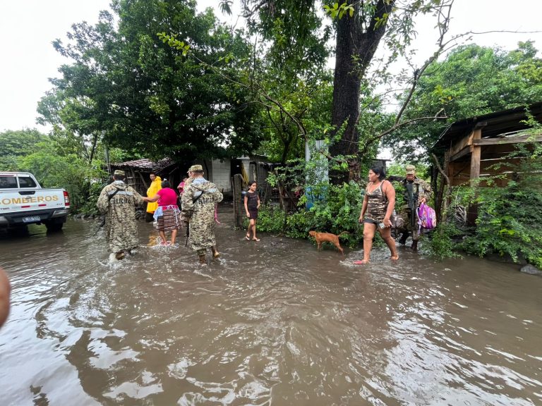 Evacúan a más de 60 personas en La Paz por lluvias intensas