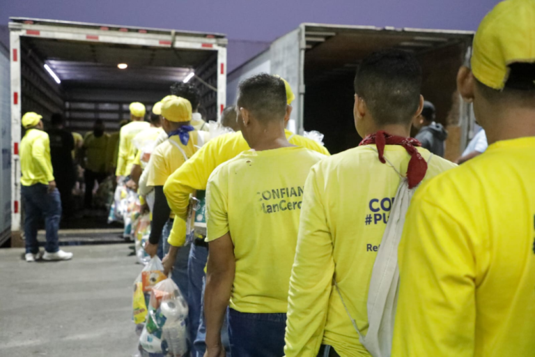 Reos trabajan para entregar ayuda humanitaria a los salvadoreños afectados por las lluvias