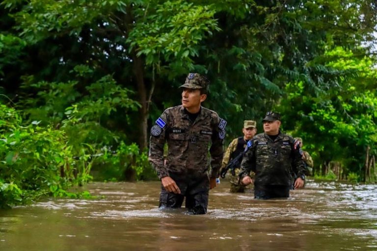 Merino Monroy verifica daños y evacúa a familias afectadas por lluvias 