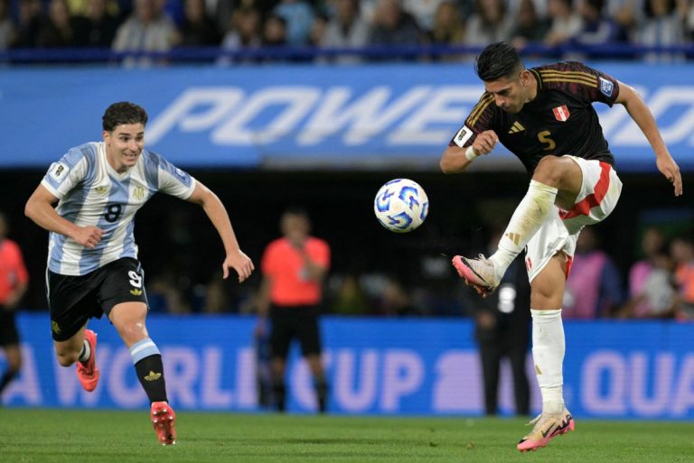 Argentina venció 1-0 a Perú con golazo de Lautaro Martínez y se afirma como líder