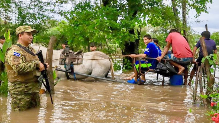 Miles de soldados ayudan a los afectados por las lluvias