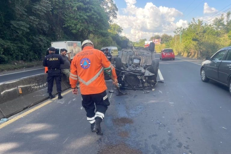 Vehículo y camión involucrados en accidente de tránsito 